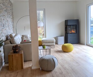 Smart-TV, Kamin, Stereoanlage