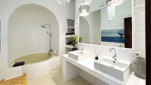 Tina, secadora de cabello, bidet, toallas 