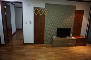 Habitación triple (35PY Three Rooms) | Área de sala de estar | Televisión de pantalla plana 