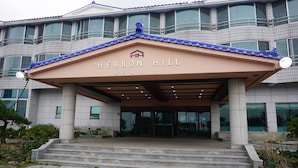 Ingången till Hebron Hill Resort har ett överbyggt entréparti och en trappa som leder upp till dörrarna.