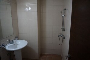 Regadera, amenidades de baño gratuitas, secadora de cabello, pantuflas 
