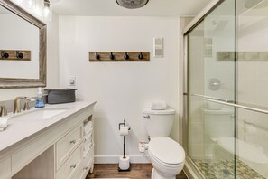 Hair dryer, towels - Airy Destin Condo w/ Pool - Walk to Private Beach! (Destin)