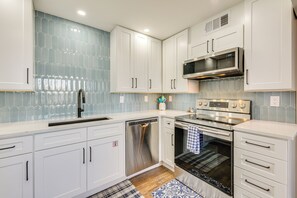 Réfrigérateur, micro-ondes, plaque de cuisson, lave-vaisselle