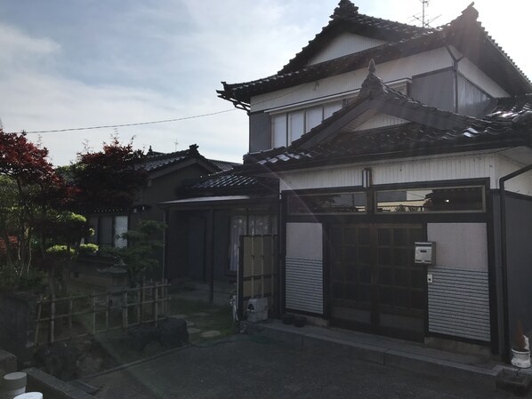 A traditional Japanese building with a tiled roof and a wooden gate. - Relaxing House de Akemi (Imizu)