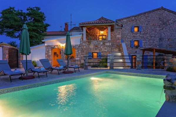 Casa | Piscina | Piscina externa sazonal, guarda-sóis, espreguiçadeiras