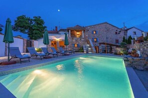 Seasonal outdoor pool, pool umbrellas, sun loungers - Hiza Bratovici (Porec)