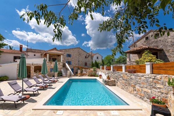 Seasonal outdoor pool, pool umbrellas, sun loungers - Hiza Bratovici (Porec)