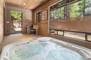 Terrace/patio - The Evergreen Lodge by Destination Big Bear : Walk to Snow Summit from this Majestic Luxury Getaway! Indoor Enclosed Hot Tub! Game Room! Pet Friendly! (Big Bear Lake)