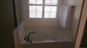 Toallas, jabón, shampoo, papel de baño