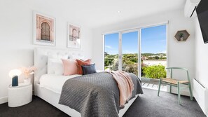 4 chambres, bureau, fer et planche à repasser, lit parapluie