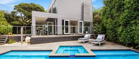 حمّام سباحة مُدفَّأ