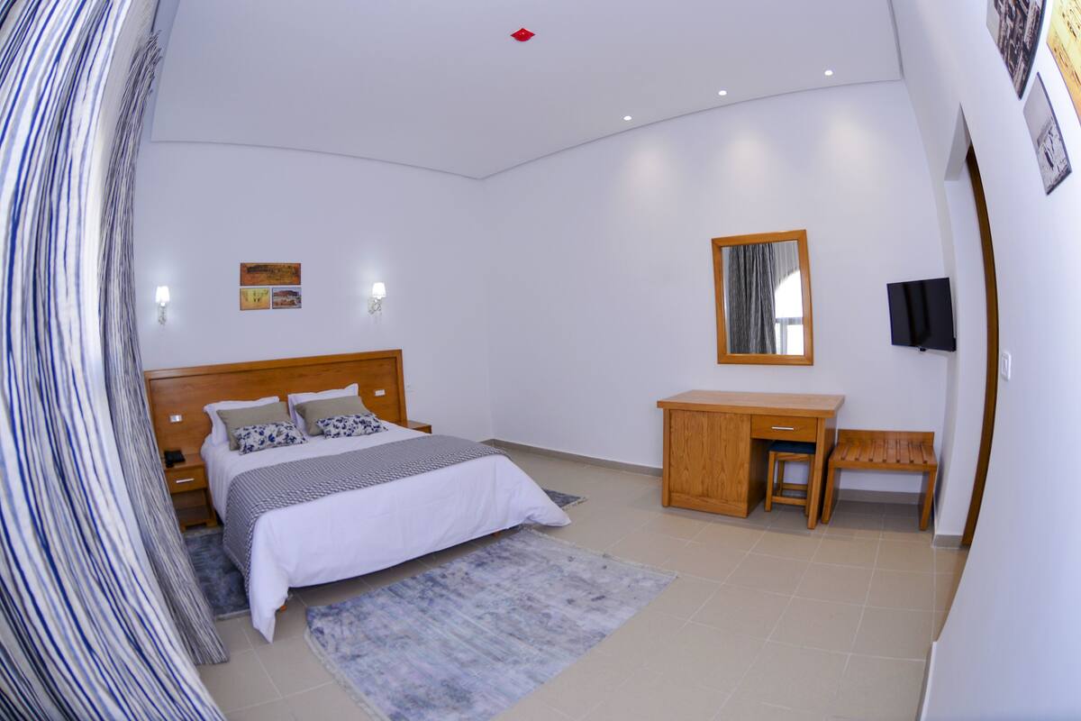 Quarto casal econômico | Cortinas blackout, ferros/tábuas de passar roupa, Wi-Fi de cortesia