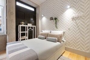 Iron/ironing board, cots/infant beds, free WiFi, bed sheets - Sol Modern Studio at Batalha (Porto)