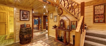 Elk Manor - Serene Riverfront Cabin Minutes Away from Helen