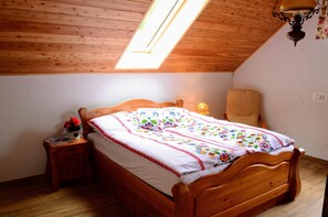 3 bedrooms, desk, iron/ironing board, free WiFi