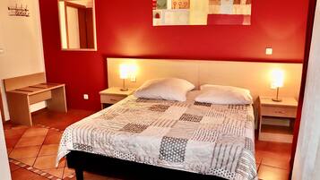 Doppelzimmer | Schreibtisch, schallisolierte Zimmer, Bügeleisen/Bügelbrett