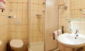 Amenidades de baño gratuitas, secadora de cabello, pantuflas, toallas 