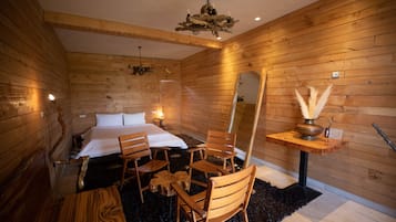 Habitación cuádruple Deluxe, 1 cama King size, para no fumadores | Ropa de cama de alta calidad y tabla de planchar con plancha
