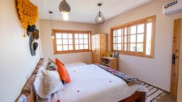 Double Room, Private Bathroom | Premium bedding, iron/ironing board, free WiFi, bed sheets