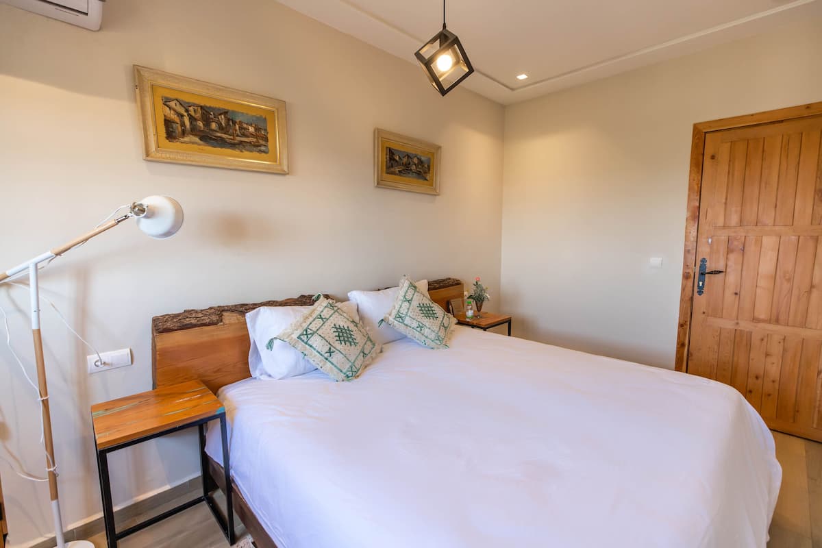 Economy Double Room, 1 King Bed, Non Smoking, Pool View | Premium bedding, iron/ironing board, free WiFi, bed sheets