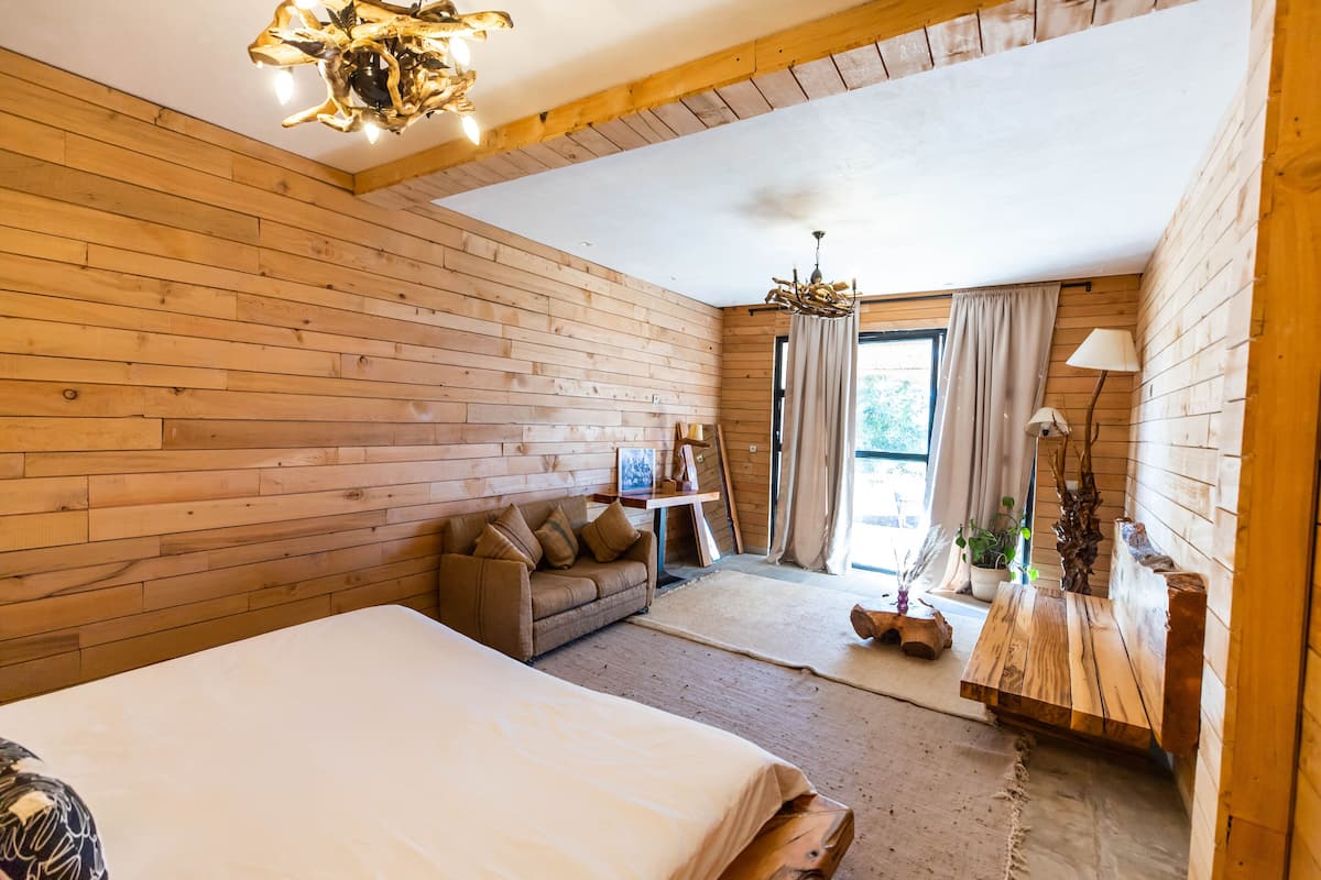 Comfort Quadruple Room, 1 King Bed, Non Smoking | Premium bedding, iron/ironing board, free WiFi, bed sheets