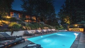 A swimming pool with lounge chairs and a pergola. - Il Roseto 10, Emma Villas (La Costa)