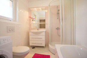 Vila | Banheiro | Chuveiro, secador de cabelo, bidê, toalhas de banho