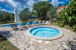 Piscina externa sazonal, guarda-sóis, espreguiçadeiras