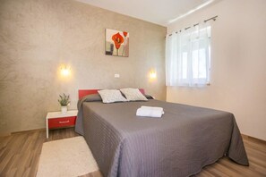 Villa | 3 bedrooms, desk, iron/ironing board, free cots/infant beds