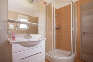 Villa | Bathroom | Shower, hair dryer, bidet, towels - Villa Lavanda (Marcana)