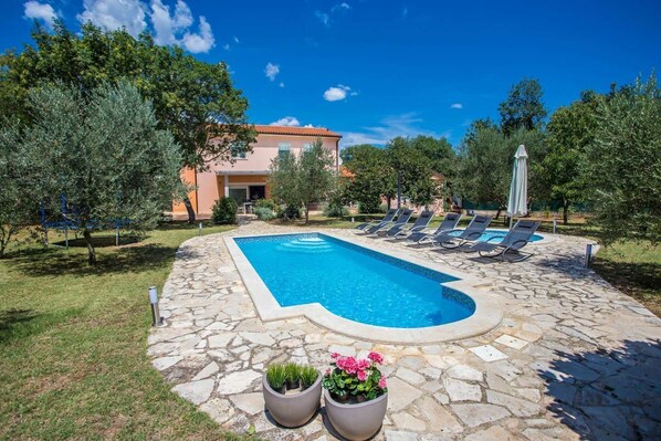 Piscina externa sazonal, guarda-sóis, espreguiçadeiras