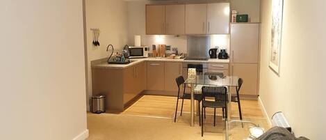 3 chambres, chambres insonorisées, fer et planche à repasser