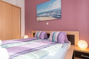 House | 3 bedrooms, iron/ironing board, free cots/infant beds, free WiFi