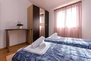 3 chambres, fer et planche à repasser, lits bébé (gratuits)