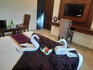 32-inch TV with cable channels - Cross Winds West (Shimla)