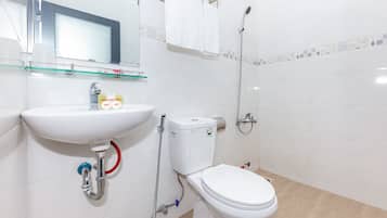 Deluxe vierpersoonskamer | Badkamer | Een douche, gratis toiletartikelen, badjassen, pantoffels