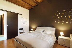 4 عدّة غرف نوم ومكواة/لوح كي وواي فاي وملاءات أسرّة