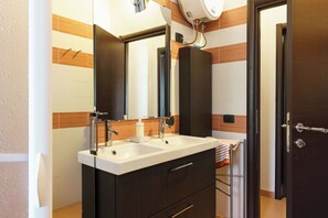 تجهيزات دش، مجففات شعر، مراحيض شطف، مناشف