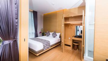 Un dormitorio moderno con una cama, un armario de madera y una mesita de noche.