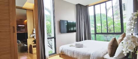 Premier Suite City View | Individually decorated, soundproofing, free WiFi, bed sheets