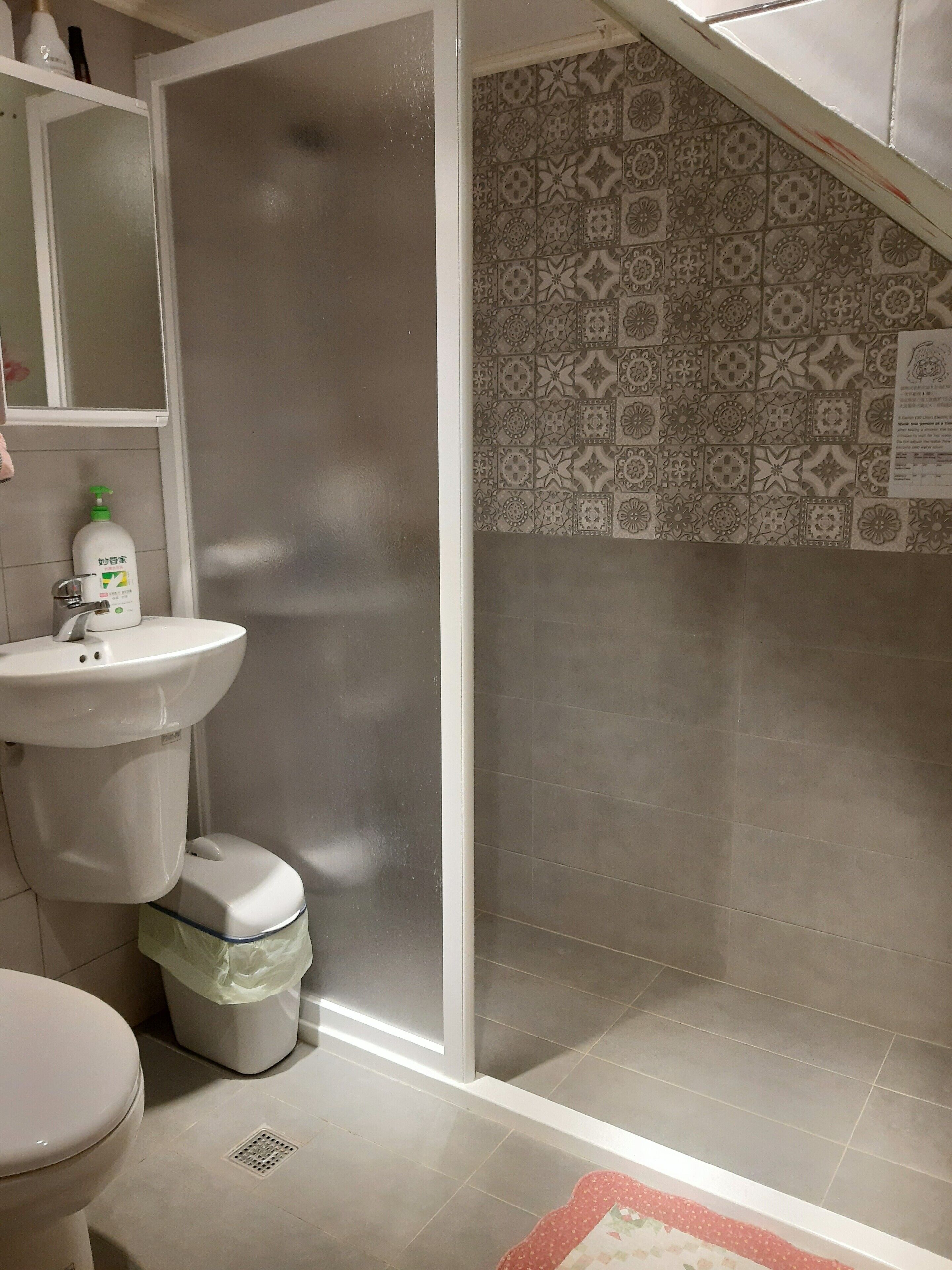 Combined shower/tub, rainfall showerhead, free toiletries, hair dryer