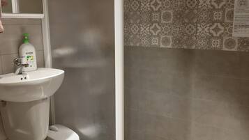 Combined shower/tub, rainfall showerhead, free toiletries, hair dryer