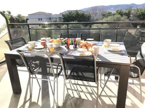 Outdoor dining - 3 room apartment, standing, refurbished, sea view, swimming pool, beachfront (Antibes)