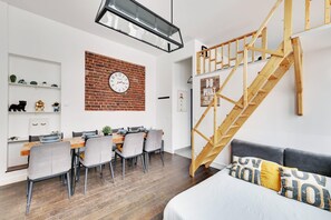 4 bedrooms, iron/ironing board, WiFi, bed sheets