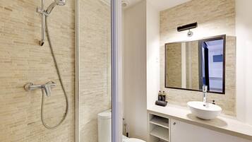 SĂšche-cheveux, serviettes fournies