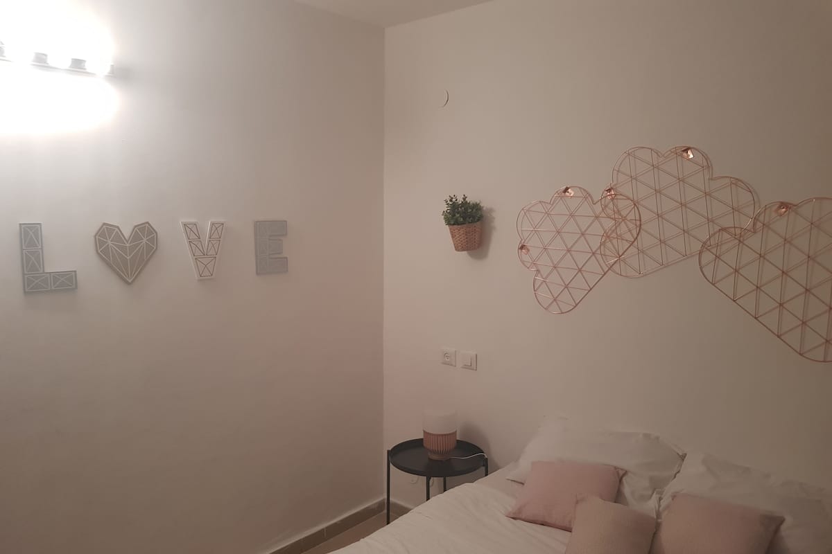 Escritorio, tabla de planchar con plancha, wifi gratis y ropa de cama