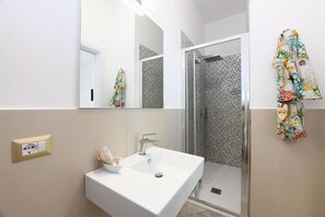 Deluxe Double Room (Room 1) | Bathroom | Shower, rainfall showerhead, free toiletries, hair dryer - Palazzo Gargano (Amalfi)