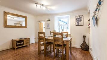 Småhus (2 Bedrooms) | Spiseområde på rommet