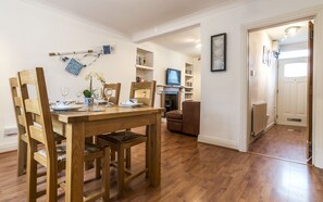 Ferienhaus (2 Bedrooms) | Essbereich im Zimmer