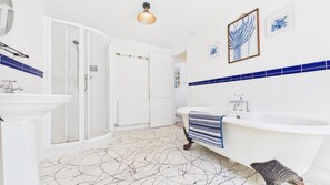 Cottage (2 Bedrooms) | Bathroom | Towels - Shell Cottage 2 Bedroom Holiday (Tenby)